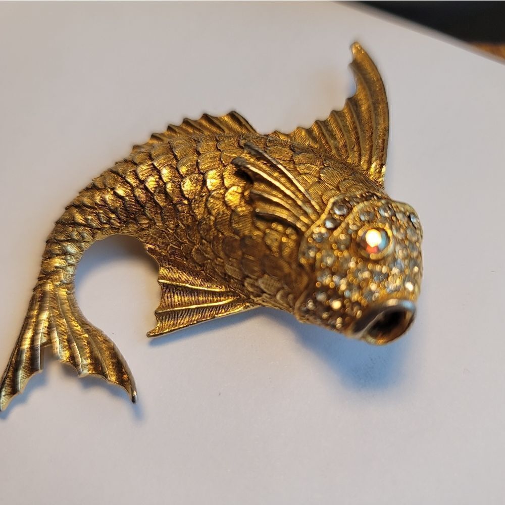 UNBRANDED Vintage Carp Pave Clear Crystal Gold Brooch - Picture 3 of 6